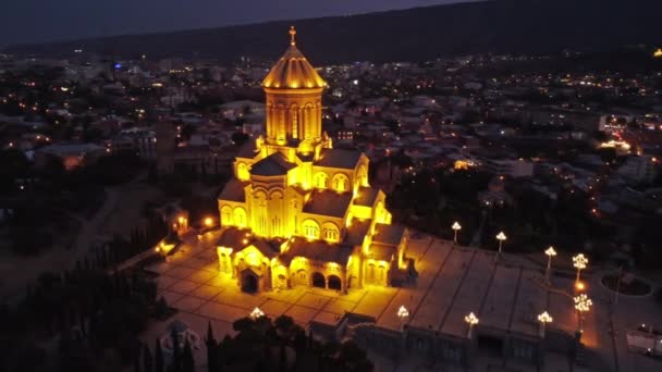 Luftaufnahme Der Dreifaltigkeitskathedrale Oder Der Tsminda Sameba Kirche Tiflis Bei — Stockvideo