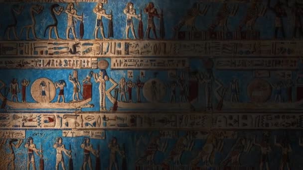 埃及古寺内墙上的象形文字雕刻和绘画上的亮点 — 图库视频影像