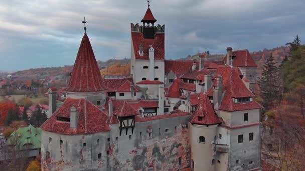 Vista Aérea Del Castillo Bran Región Transilvania Rumania Temporada Otoño — Vídeo de stock