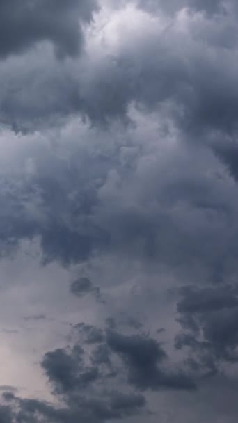戏剧性的乌云在快速移动 时间在流逝 垂直录像 — 图库视频影像