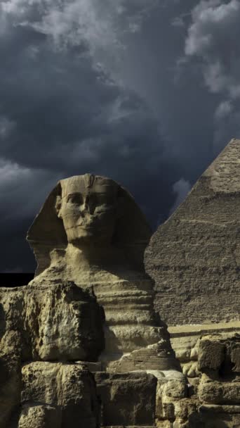 Μεγάλη Πυραμίδα Και Σφίγγα Και Μαύρα Σύννεφα Καταιγίδα Στη Γκίζα — Αρχείο Βίντεο