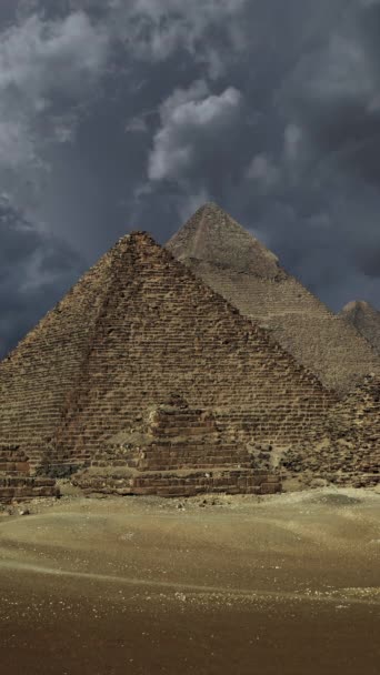 Великі Піраміди Темні Грозові Хмари Гіза Каїр Єгипет Вертикальне Відео — стокове відео