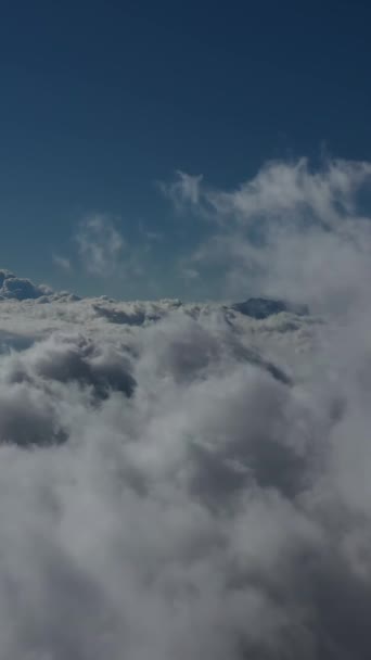在云上飞翔 日出时的云图 坐飞机旅行 背景完美 垂直录像 — 图库视频影像
