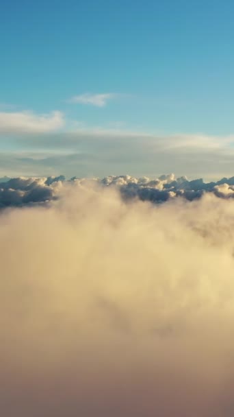 Fliegen Über Den Wolken Luftaufnahme Der Wolken Bei Sonnenaufgang Flugreisen — Stockvideo