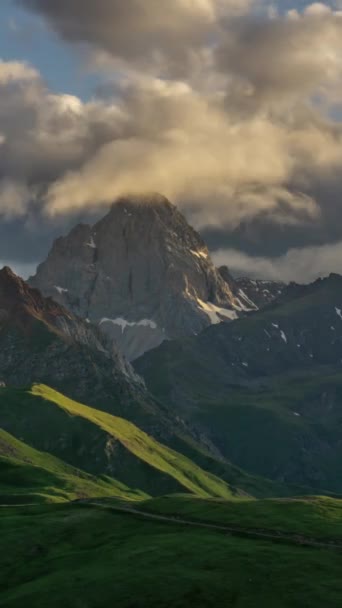 Belo Pôr Sol Montanhas Nuvens Cáucaso Rússia Timelapse Vídeo Vertical — Vídeo de Stock