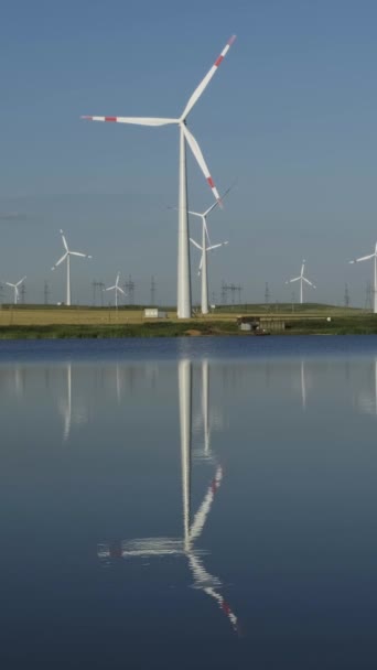 Molinos Viento Turbinas Energía Eólica Cerca Del Lago Con Paisaje — Vídeo de stock