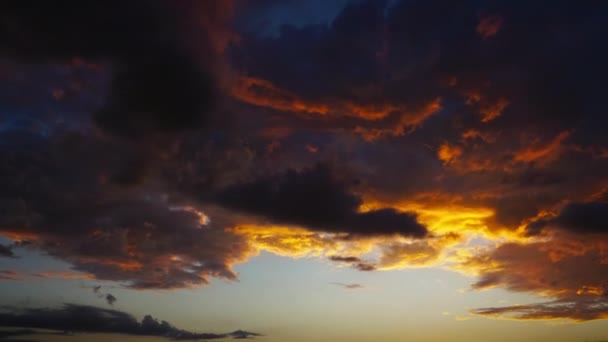 Timelapse Met Dramatische Rode Zonsondergang Donkere Bewolkte Hemel — Stockvideo