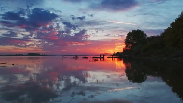 Landskap Med Vacker Solnedgång Med Dramatisk Himmel Reflektion Över Donau — Stockvideo