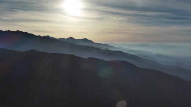 면밝고 날으는 아름다운 파노라마 루마니아 카르파티아 — 비디오