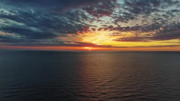 Luchtfoto Van Het Zeeoppervlak Tijdens Een Prachtige Kleurrijke Zonsondergang — Stockvideo