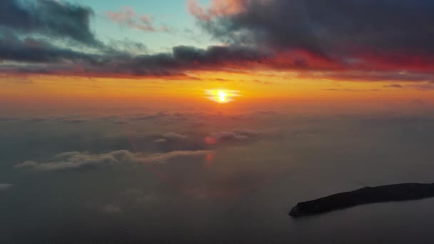 Luchtfoto Van Eiland Adriatische Zee Bij Zonsondergang Bovenaanzicht Water Bergen — Stockvideo