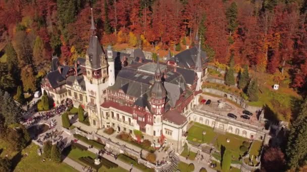 罗马尼亚Sinaia秋天森林中的Peles城堡的空中景观 罗马尼亚国王的避暑胜地 — 图库视频影像
