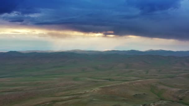Légi Panoráma Kilátás Hegyekre Táj Naplementekor Mongóliában — Stock videók