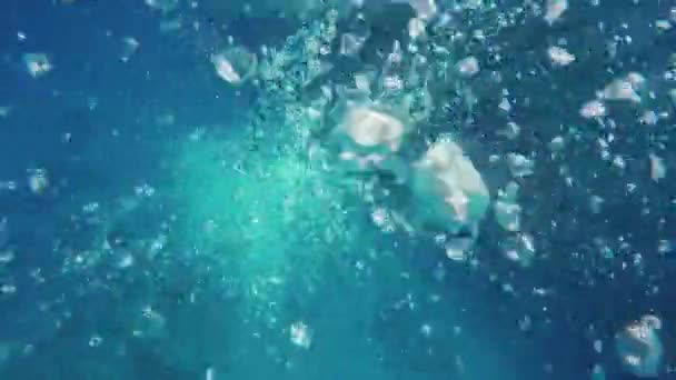 Luftbubblor Och Solstrålar Vatten Bakgrund — Stockvideo