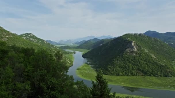 Rijeka Crnojevicaのパノラマビュー スカダル湖 モンテネグロ 4Kに流れる山々の間の美しい川 — ストック動画