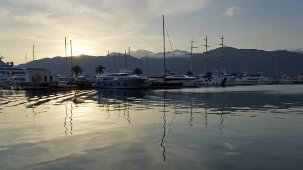 日落时停泊游艇及汽艇的海港及船坞景观 — 图库视频影像