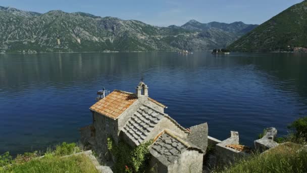 Velho Pequeno Gospa Andjela Igreja Costa Baía Kotor Montenegro — Vídeo de Stock