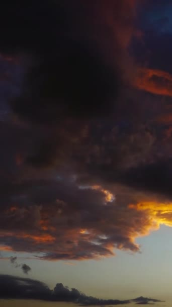 Timelapse Con Drammatico Tramonto Rosso Cielo Nuvoloso Scuro Video Verticale — Video Stock