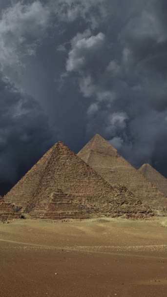 Grote Piramides Donkere Stormwolken Gizeh Caïro Egypte Verticale Video — Stockvideo
