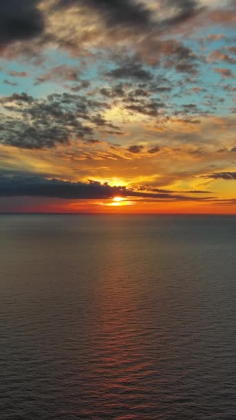 Luftaufnahme Der Meeresoberfläche Während Eines Wunderschönen Farbenfrohen Sonnenuntergangs Vertikales Video — Stockvideo