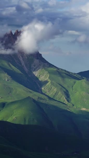 美丽的风景 在暮色中的群山云彩中 俄罗斯高加索 拉长了时间 垂直录像 — 图库视频影像