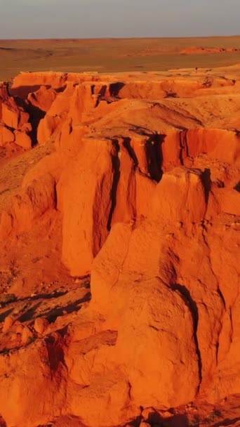蒙古落日时分 在戈壁沙漠发现的Bayanzag燃烧着的悬崖峭壁的空中景观 垂直录像 — 图库视频影像