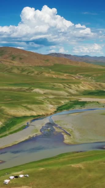 蒙古鄂尔贡河流域草原和山地景观的空中景观 垂直录像 — 图库视频影像