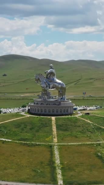Luchtfoto Rondom Het Enorme Ruiterstandbeeld Van Genghis Khan Steppe Mongolië — Stockvideo