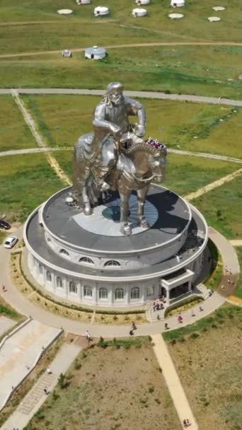 Vista Aérea Alrededor Enorme Estatua Ecuestre Genghis Khan Estepa Mongolia — Vídeos de Stock