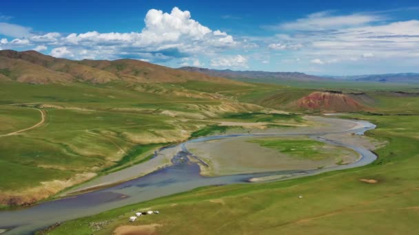 オルホン渓谷 モンゴル 4Kの草原と山の風景の空中写真 — ストック動画