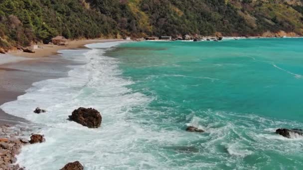 Вигляд Повітря Піщаний Пляж Бірюзові Морські Хвилі Адріатичне Море Чорногорія — стокове відео