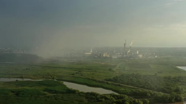具有烟囱烟的石油和天然气精炼厂的空中景观 商业石化工业 电力和燃料能源 生态系统和健康环境概念 — 图库视频影像