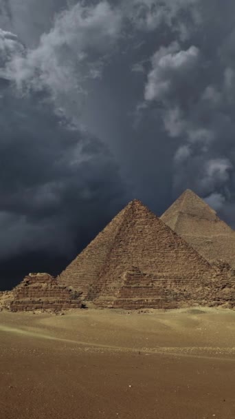 Grandes Pirâmides Nuvens Escuras Tempestade Gizé Cairo Egito Vídeo Vertical — Vídeo de Stock