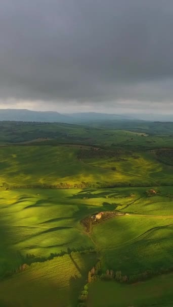 Воздушный Пейзаж Тосканы Горной Фермерской Стране Утрам Италия Европа Вертикальное — стоковое видео