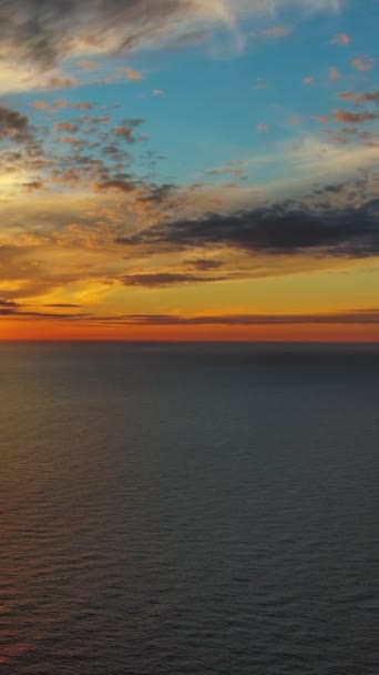 Luchtfoto Van Het Zeeoppervlak Tijdens Een Prachtige Kleurrijke Zonsondergang Verticale — Stockvideo