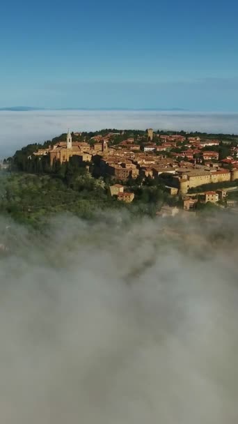 Gamla Italienska Staden Toppen Kulle Dimman Flygfoto Toscana Vertikal Video — Stockvideo