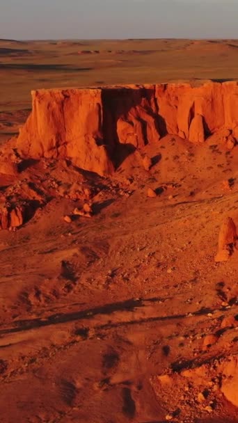 Luchtfoto Rond Zicht Bayanzag Vlammende Kliffen Bij Zonsondergang Mongolië Gevonden — Stockvideo