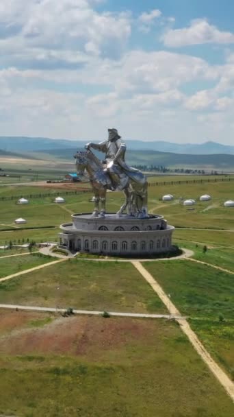 在蒙古乌兰巴托的草原上 空中俯瞰着巨大的成吉思汗马术雕像 垂直录像 — 图库视频影像