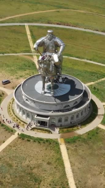 Vista Aérea Alrededor Enorme Estatua Ecuestre Genghis Khan Estepa Mongolia — Vídeo de stock