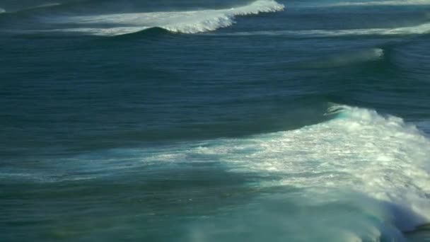 Fırtınalı Bir Okyanusun Yüzeyinde Yuvarlanan Büyük Köpüklü Dalgalar — Stok video