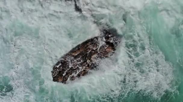 Морские Волны Каменные Скалы Сверху Бирюзовая Вода Вид Сверху — стоковое видео