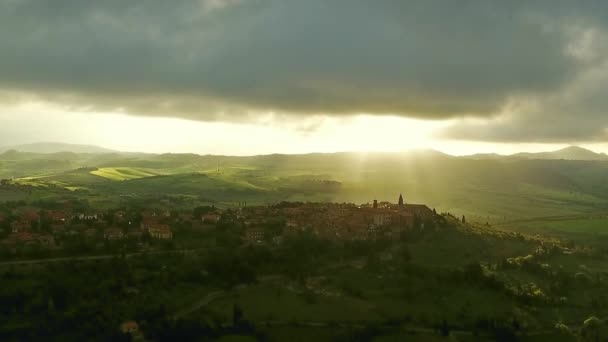 안개와 일출의 이탈리아 공중에서 하늘로 날아오르고 속으로 들어가다 — 비디오