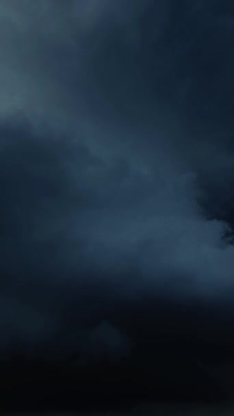 雷雨中大量的闪电 随着时间的流逝 暴风雨的云彩在观察者身上快速移动 垂直录像 — 图库视频影像