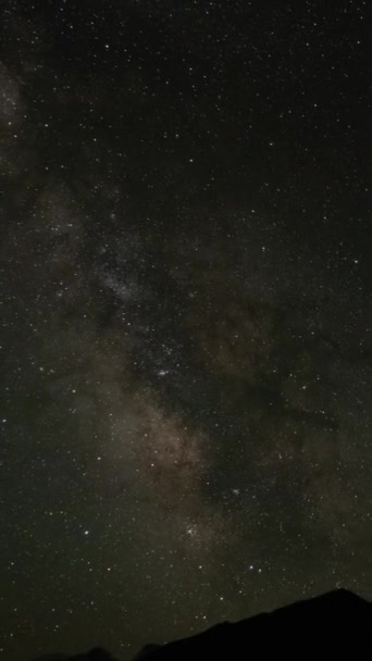 Όμορφος Νυχτερινός Ουρανός Γαλακτώδη Τρόπο Και Αστέρια Πάνω Από Βουνά — Αρχείο Βίντεο
