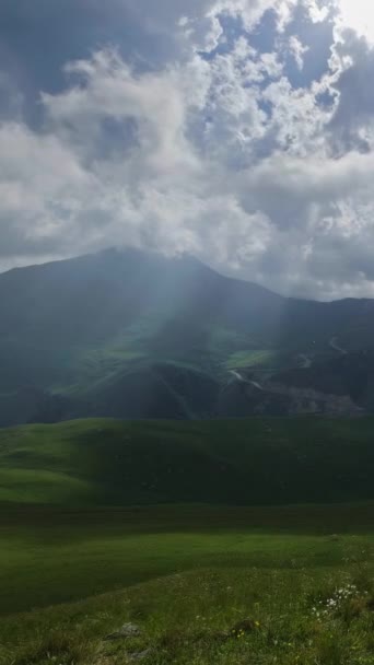 Bellissimo Paesaggio Montano Con Raggi Sole Nuvole Timelapse Video Verticale — Video Stock