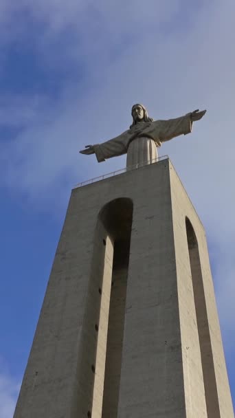 Chrystus Król Statua Cristo Rei Przeciwko Błękitne Niebo Chmurami Lizbona — Wideo stockowe