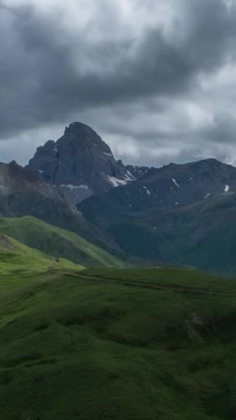 Prachtig Zomerlandschap Met Snel Bewegende Wolken Kaukasus Rusland Uitzoomen Timelapse — Stockvideo