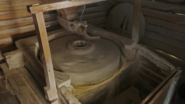 石や木で作られた古い水道用の製粉所で働く — ストック動画