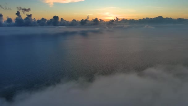 Deniz Üzerindeki Parlak Bulutların Parlak Günbatımı Renkleri — Stok video