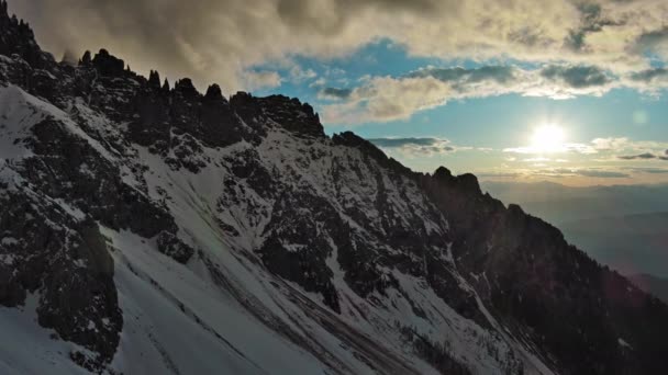 意大利白云石 雪山和日落中壮观的岩石山的空中景观 — 图库视频影像